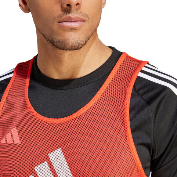 Znacznik adidas Training 24 BIB koralowy JF3245