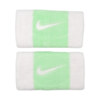 Frotki na nadgarstek Nike Swoosh Doublewide Wristbands 2 szt. biało-zielone N0001586117OS